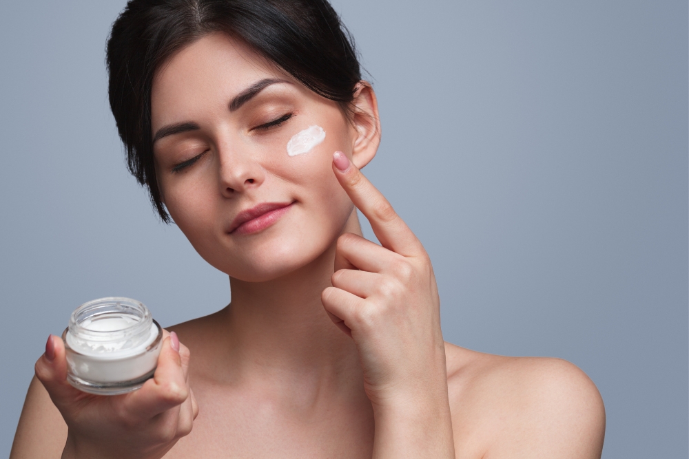 Applying a moisturizer after wash your skin will help hydrate your skin and prevent it from becoming dry and dull. 